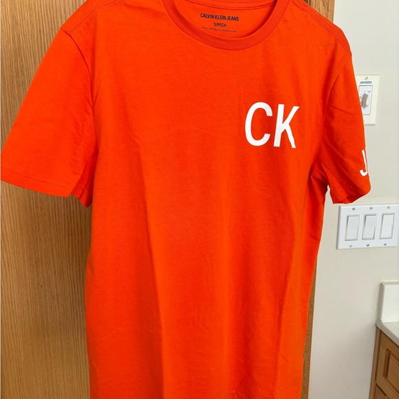 CALVIN KLEIN ORANGE T-SHIRT - NEW - SMALL - Picture 2 of 9